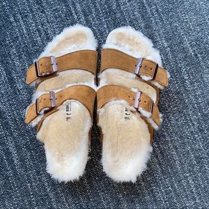 Tan fur lined birkenstocks